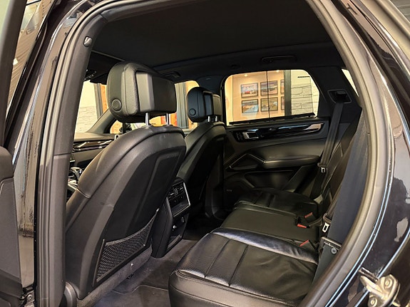 Porsche Cayenne 10 of 16