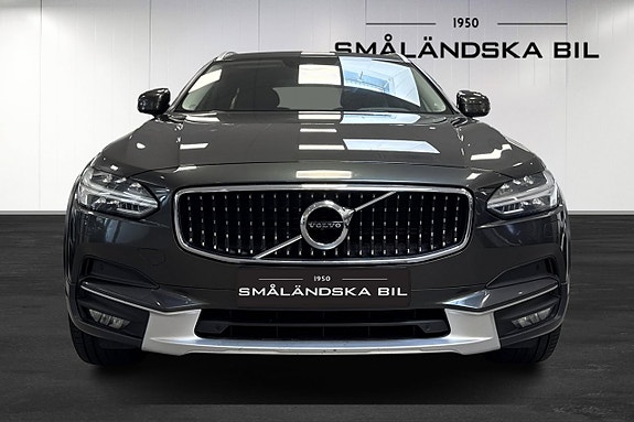 Volvo V90 Cross Country 2 of 5