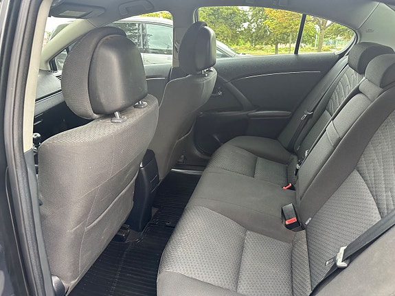 Toyota Avensis 6 of 9