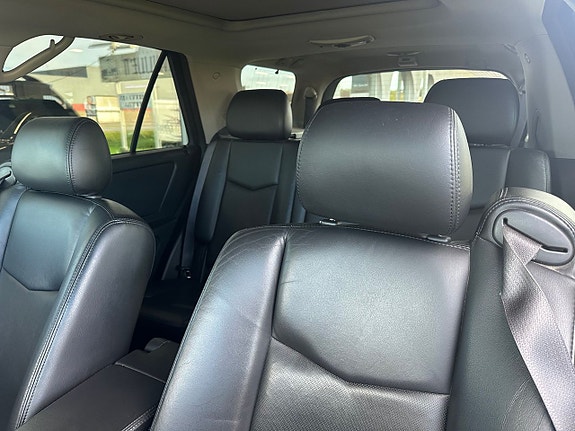 Cadillac SRX 15 of 22