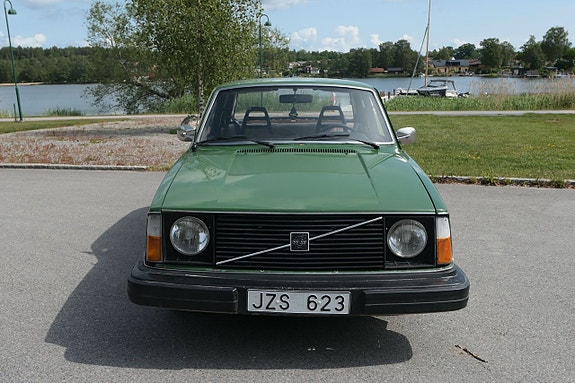 Volvo 244 2 of 5