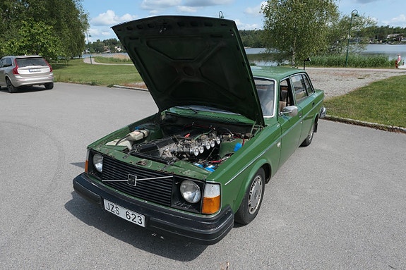 Volvo 244 14 of 17