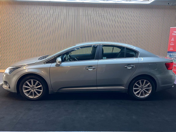 Toyota Avensis 2 of 5