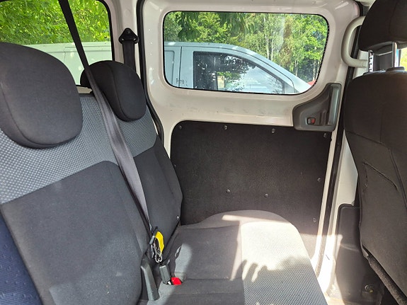Nissan NV200 16 of 18