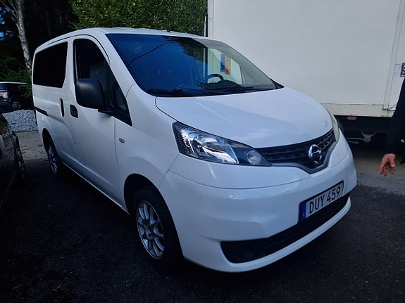 Nissan NV200 2 of 18