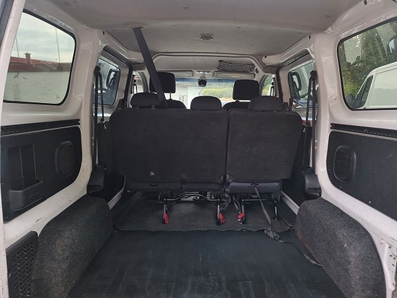 Nissan NV200 15 of 18