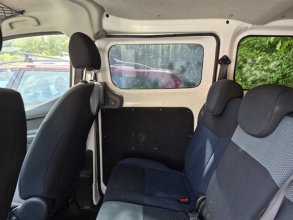 Nissan NV200 17 of 18
