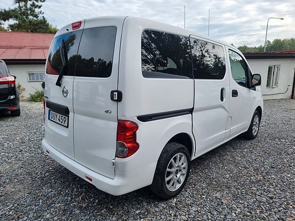 Nissan NV200 10 of 18