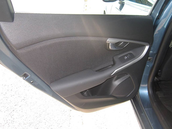 Volvo V40 13 of 16