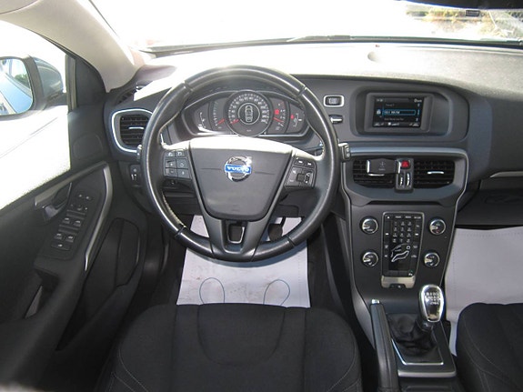 Volvo V40 9 of 16