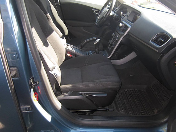 Volvo V40 12 of 16