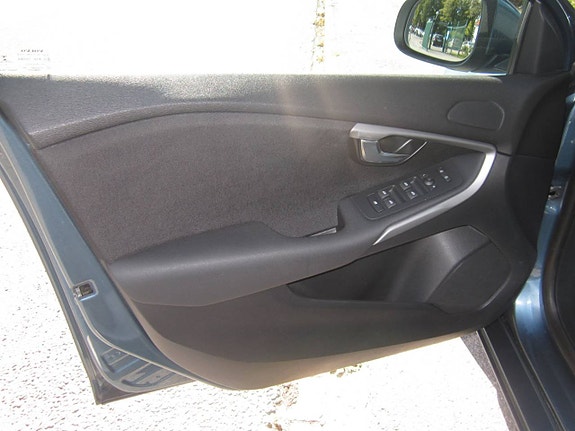 Volvo V40 11 of 16