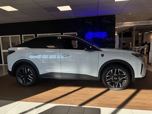 Peugeot e-3008 2 of 4