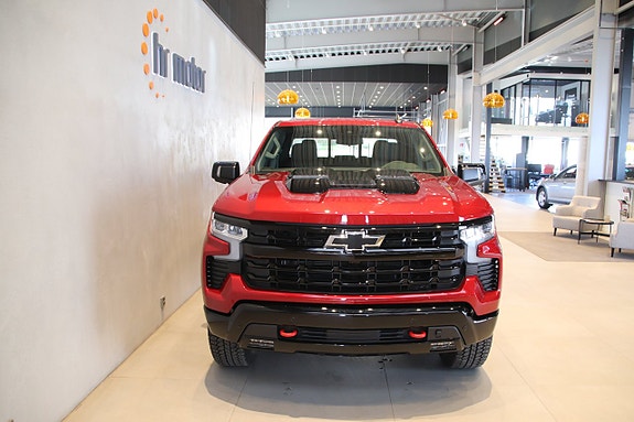 Chevrolet Silverado 1500 2 of 24