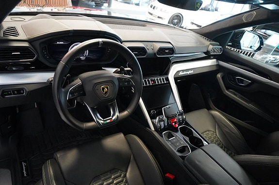 Lamborghini Urus 14 of 15