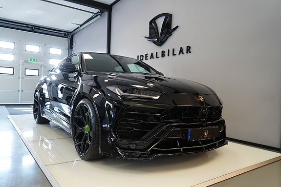 Lamborghini Urus 2 of 5