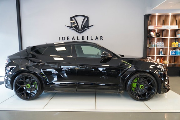Lamborghini Urus 3 of 5