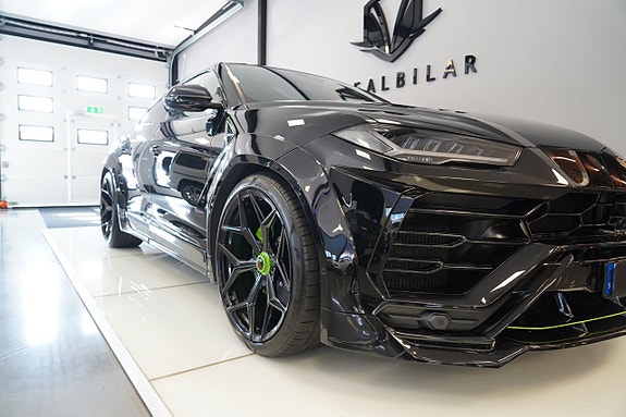 Lamborghini Urus 4 of 5