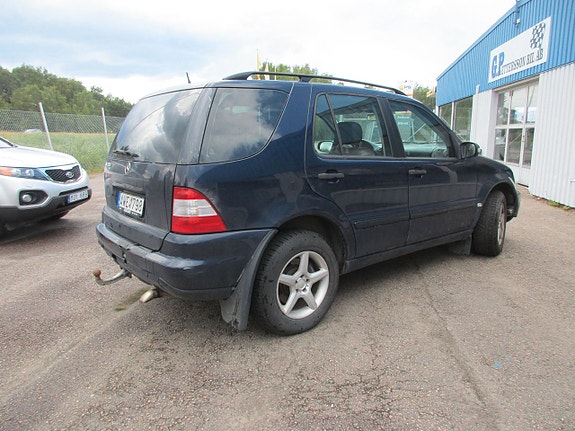 Mercedes-Benz ML320 2 of 3