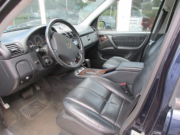 Mercedes-Benz ML320 3 of 3
