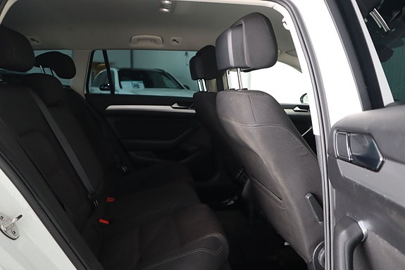 Volkswagen Passat 12 of 15