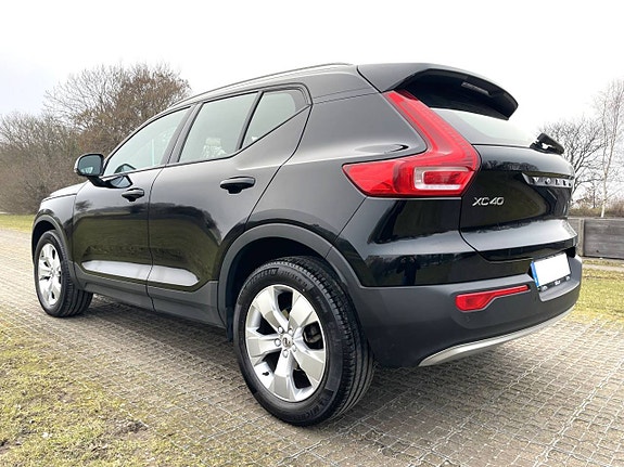 Volvo XC40 2 of 10