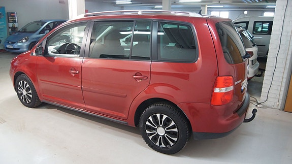 Volkswagen Touran 3 of 5