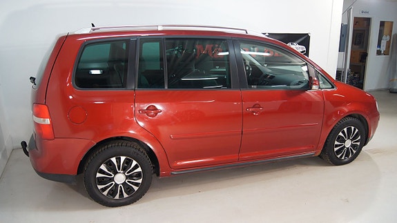 Volkswagen Touran 2 of 5