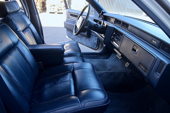Cadillac Deville 6 of 13