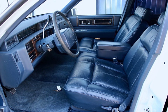 Cadillac Deville 5 of 13
