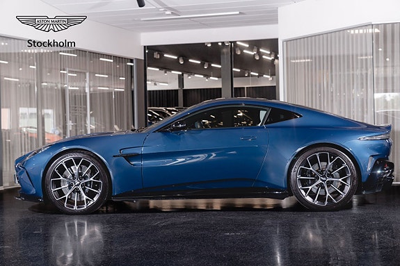 Aston Martin Vantage 3 of 5