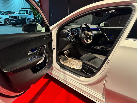 Mercedes-Benz A200 4 of 5