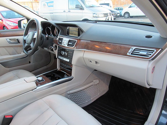 Mercedes-Benz E350 8 of 16