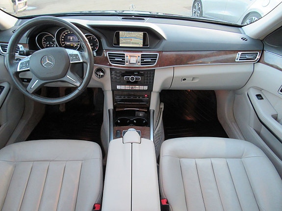 Mercedes-Benz E350 13 of 16