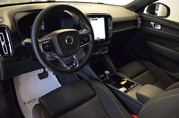 Volvo XC40 2 of 20