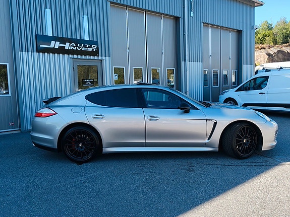Porsche Panamera 4 of 5