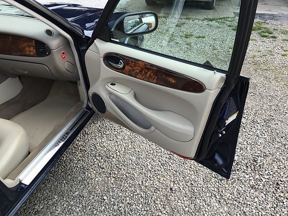 Jaguar XJ 20 of 24