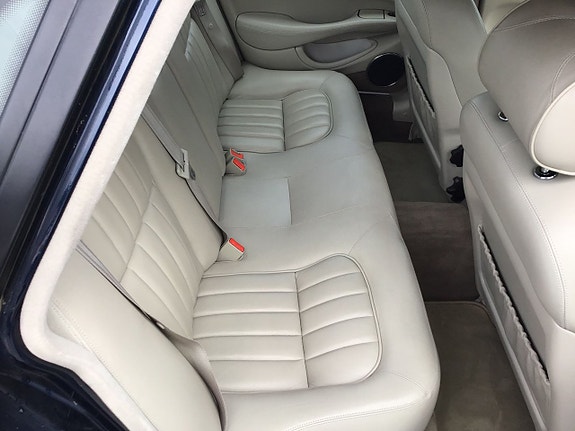 Jaguar XJ 8 of 24