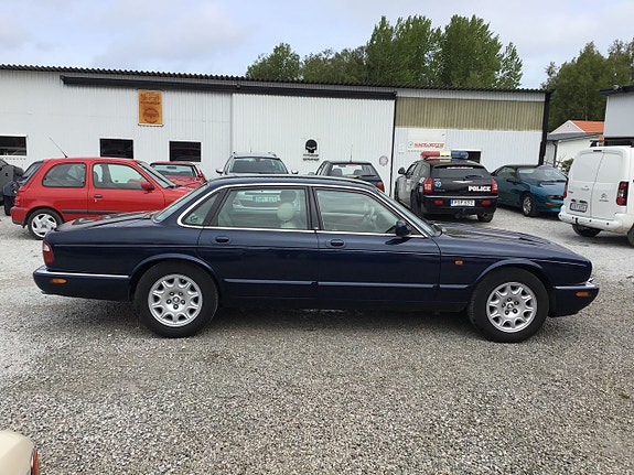 Jaguar XJ 15 of 24