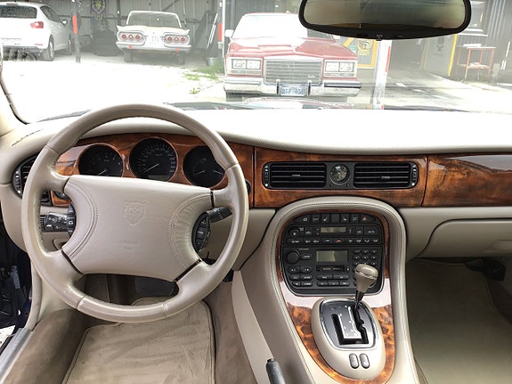 Jaguar XJ 5 of 24