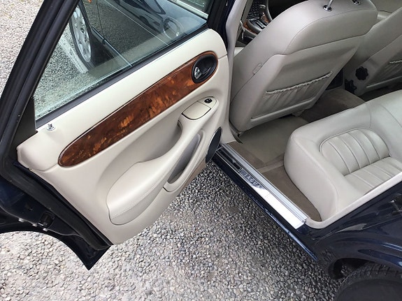 Jaguar XJ 9 of 24