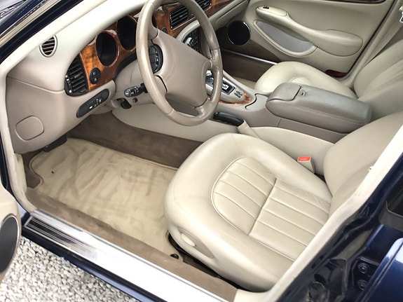 Jaguar XJ 22 of 24