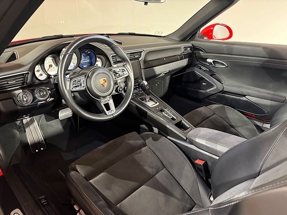 Porsche 911 Carrera 4 GTS 12 of 18