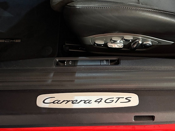 Porsche 911 Carrera 4 GTS 10 of 18