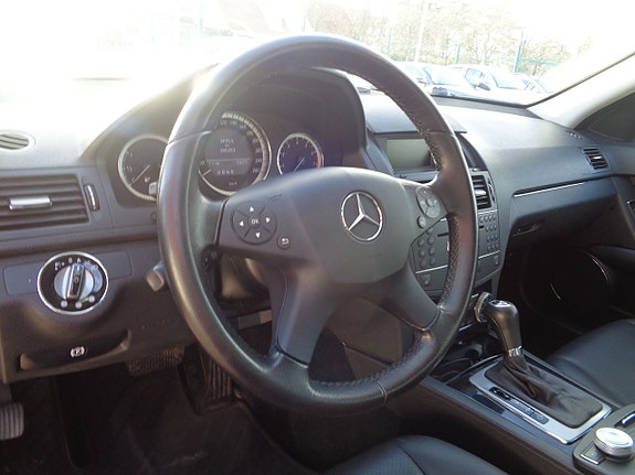 Mercedes-Benz C200 15 of 16