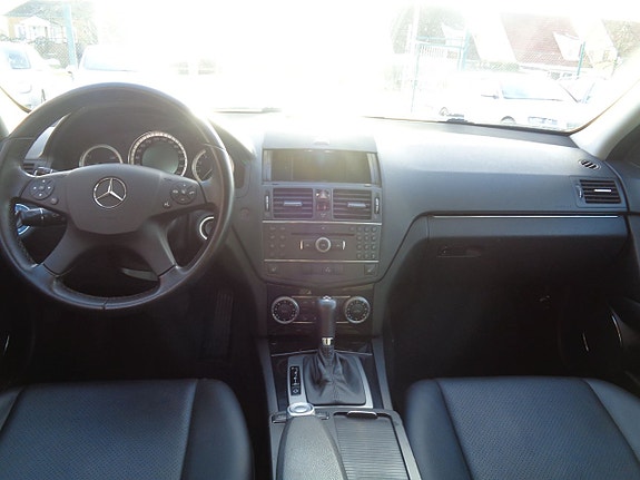Mercedes-Benz C200 13 of 16