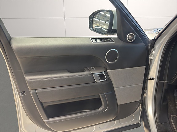 Land Rover Range Rover Sport 16 of 26