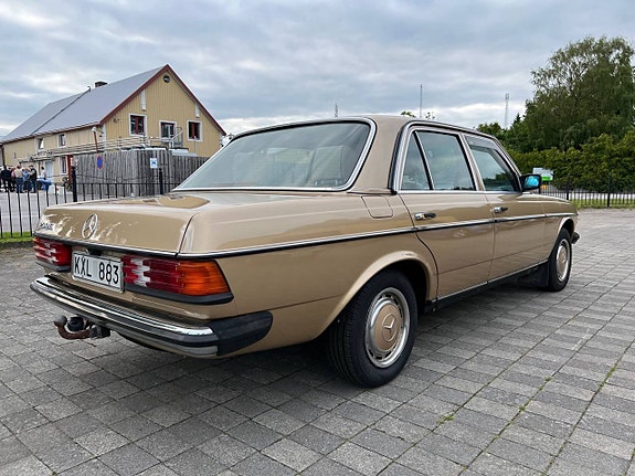 Mercedes-Benz 230 E 3 of 5