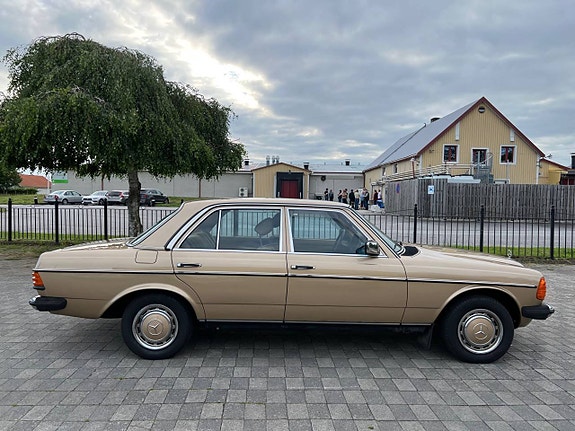 Mercedes-Benz 230 E 4 of 5
