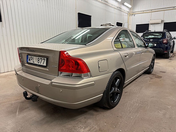 Volvo S60 4 of 5